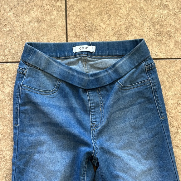 Women’s Jeans - Picture 2 of 3